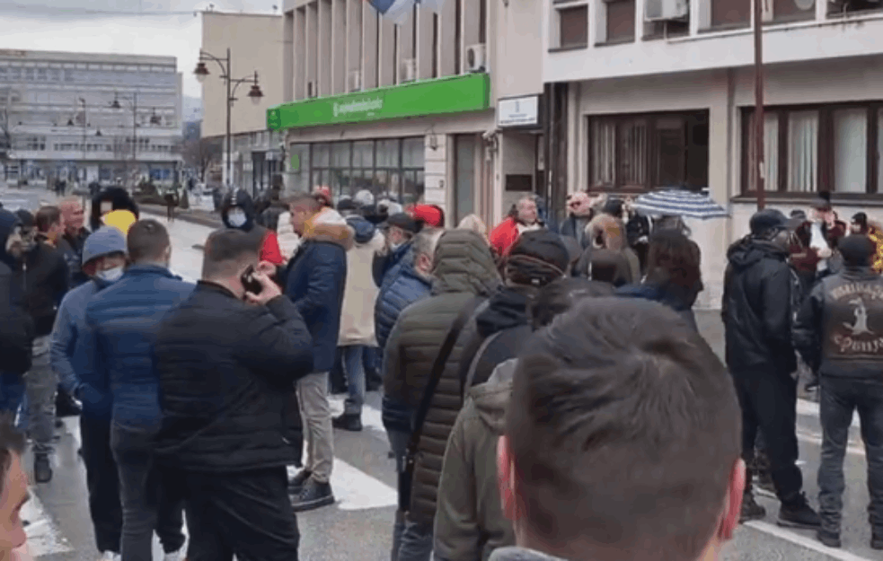 ČAČANSKI UGOSTITELJI PREUZELI ŠTAFETU OD BEOGRADSKIH KOLEGA: Na protest došla i policija (VIDEO)